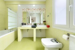 Preciosa Vivienda Luminosa De 2 Dormitorios y 2 Baños Con Balcón y Ascensor Cota 0 en Zona Centro