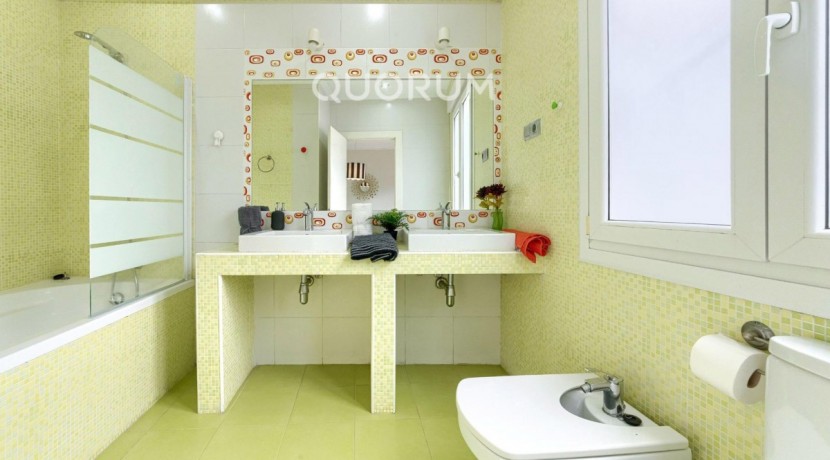 Preciosa Vivienda Luminosa De 2 Dormitorios y 2 Baños Con Balcón y Ascensor Cota 0 en Zona Centro