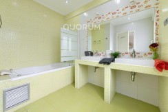 Preciosa Vivienda Luminosa De 2 Dormitorios y 2 Baños Con Balcón y Ascensor Cota 0 en Zona Centro