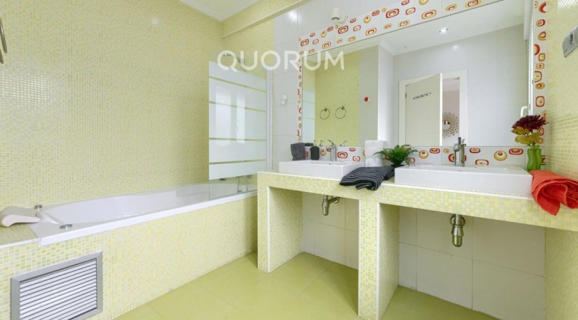 Preciosa Vivienda Luminosa De 2 Dormitorios y 2 Baños Con Balcón y Ascensor Cota 0 en Zona Centro