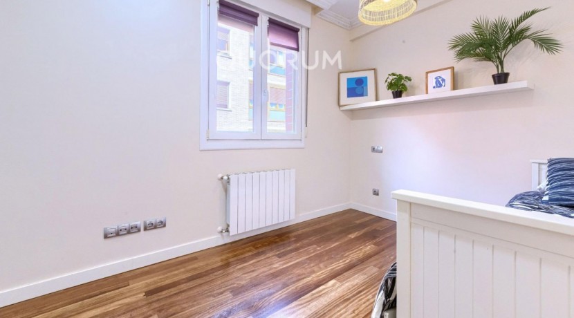 Preciosa Vivienda Luminosa De 2 Dormitorios y 2 Baños Con Balcón y Ascensor Cota 0 en Zona Centro