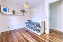 Preciosa Vivienda Luminosa De 2 Dormitorios y 2 Baños Con Balcón y Ascensor Cota 0 en Zona Centro