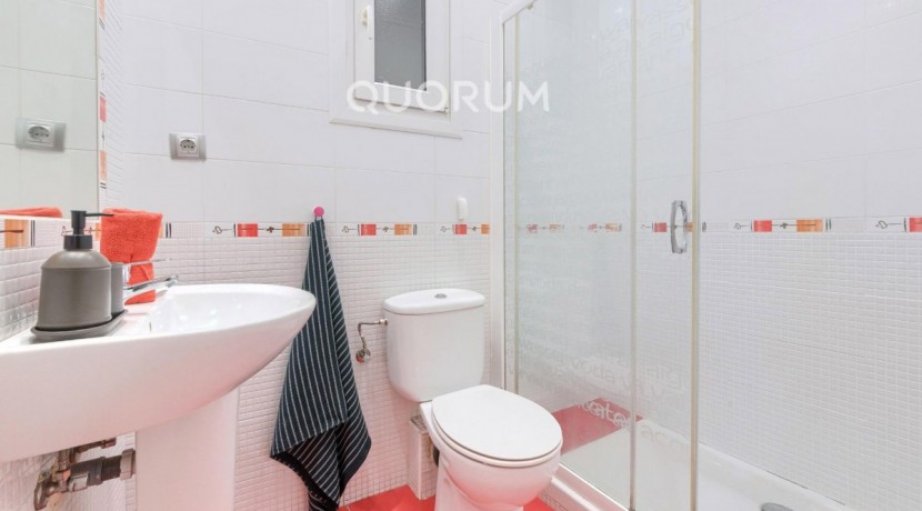 Preciosa Vivienda Luminosa De 2 Dormitorios y 2 Baños Con Balcón y Ascensor Cota 0 en Zona Centro