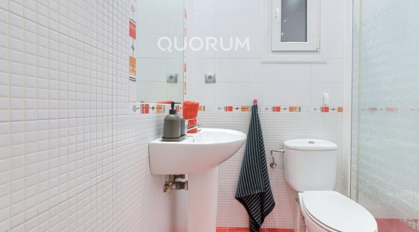 Preciosa Vivienda Luminosa De 2 Dormitorios y 2 Baños Con Balcón y Ascensor Cota 0 en Zona Centro