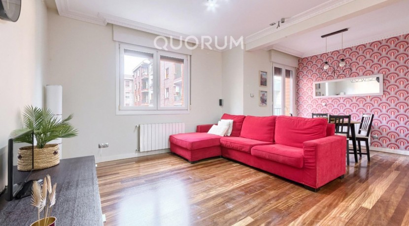 Preciosa Vivienda Luminosa De 2 Dormitorios y 2 Baños Con Balcón y Ascensor Cota 0 en Zona Centro