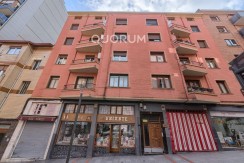 Preciosa Vivienda Luminosa De 2 Dormitorios y 2 Baños Con Balcón y Ascensor Cota 0 en Zona Centro