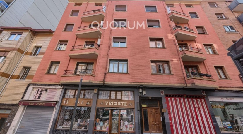 Preciosa Vivienda Luminosa De 2 Dormitorios y 2 Baños Con Balcón y Ascensor Cota 0 en Zona Centro