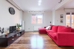 Preciosa Vivienda Luminosa De 2 Dormitorios y 2 Baños Con Balcón y Ascensor Cota 0 en Zona Centro