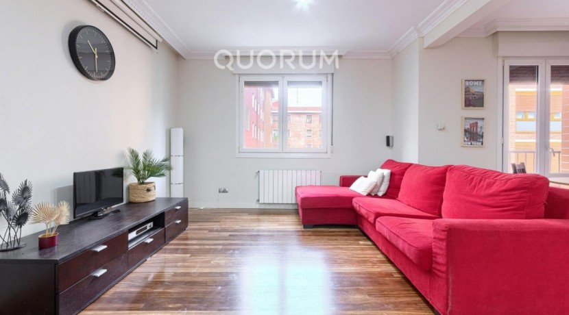 Preciosa Vivienda Luminosa De 2 Dormitorios y 2 Baños Con Balcón y Ascensor Cota 0 en Zona Centro