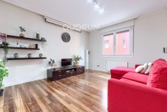 Preciosa Vivienda Luminosa De 2 Dormitorios y 2 Baños Con Balcón y Ascensor Cota 0 en Zona Centro