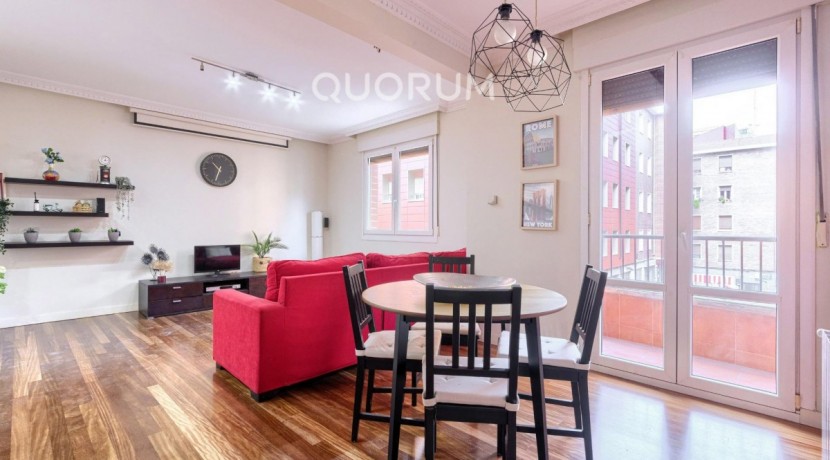 Preciosa Vivienda Luminosa De 2 Dormitorios y 2 Baños Con Balcón y Ascensor Cota 0 en Zona Centro