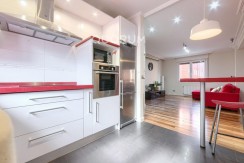 Preciosa Vivienda Luminosa De 2 Dormitorios y 2 Baños Con Balcón y Ascensor Cota 0 en Zona Centro