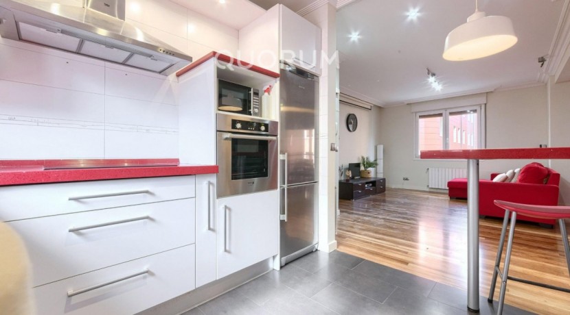 Preciosa Vivienda Luminosa De 2 Dormitorios y 2 Baños Con Balcón y Ascensor Cota 0 en Zona Centro