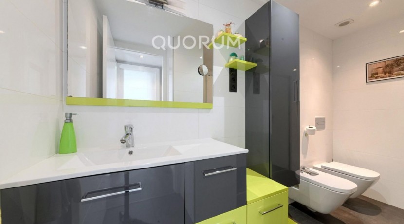Preciosa y Amplia Vivienda Tasada Municipal A Dos Alturas De 3 Dorm. y 2 Baños En Zona Cartonajes-Ariz