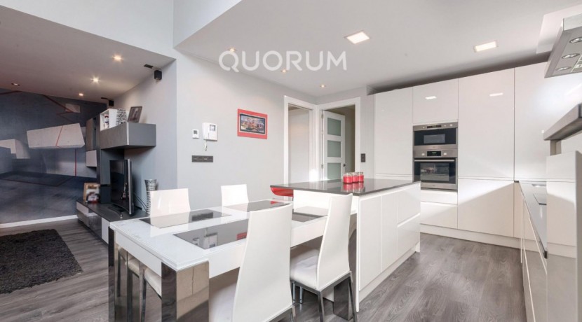 Preciosa y Amplia Vivienda Tasada Municipal A Dos Alturas De 3 Dorm. y 2 Baños En Zona Cartonajes-Ariz