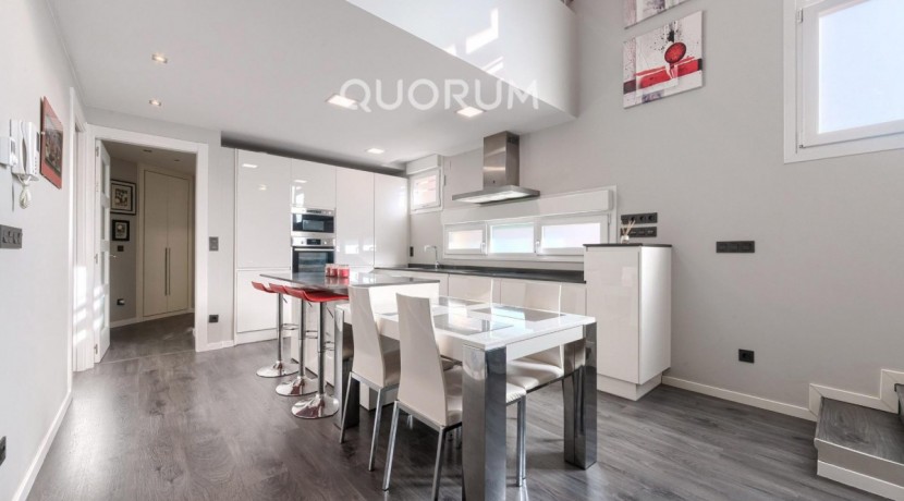 Preciosa y Amplia Vivienda Tasada Municipal A Dos Alturas De 3 Dorm. y 2 Baños En Zona Cartonajes-Ariz