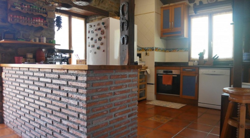 Precioso Adosado De 3 Dormitorios y 2 baños Con Txoko y Terreno En Arrankudiaga