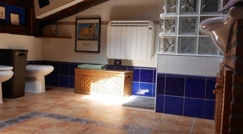 Precioso Adosado De 3 Dormitorios y 2 baños Con Txoko y Terreno En Arrankudiaga