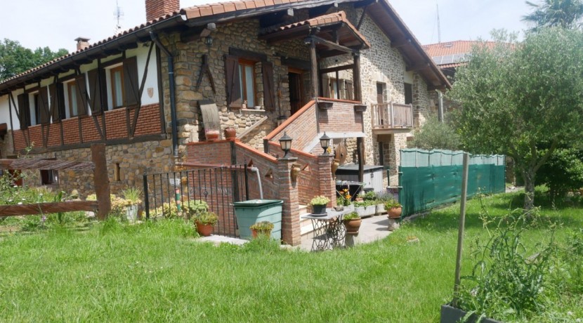 Precioso Adosado De 3 Dormitorios y 2 baños Con Txoko y Terreno En Arrankudiaga