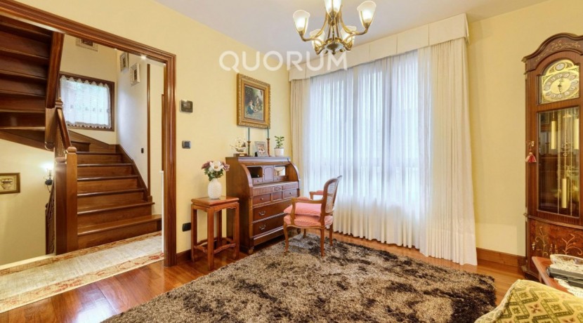 Precioso Adosado De 4 Dorm. y 4 Baños Con Amplia Terraza, Txoko y Garaje En Zona San Miguel