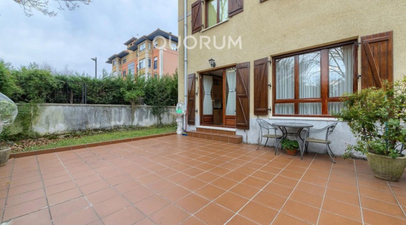 Precioso Adosado De 4 Dorm. y 4 Baños Con Amplia Terraza, Txoko y Garaje En Zona San Miguel