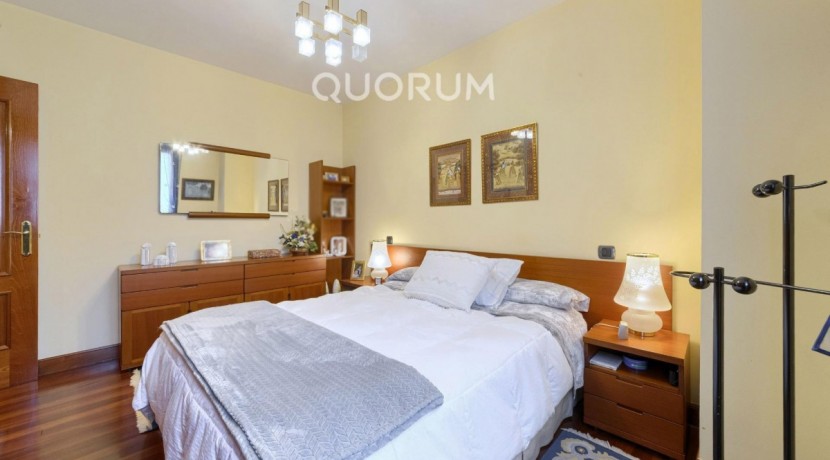 Precioso Adosado De 4 Dorm. y 4 Baños Con Amplia Terraza, Txoko y Garaje En Zona San Miguel