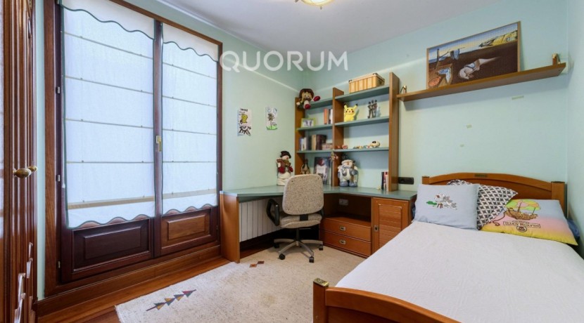 Precioso Adosado De 4 Dorm. y 4 Baños Con Amplia Terraza, Txoko y Garaje En Zona San Miguel