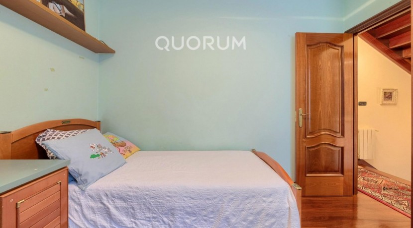 Precioso Adosado De 4 Dorm. y 4 Baños Con Amplia Terraza, Txoko y Garaje En Zona San Miguel