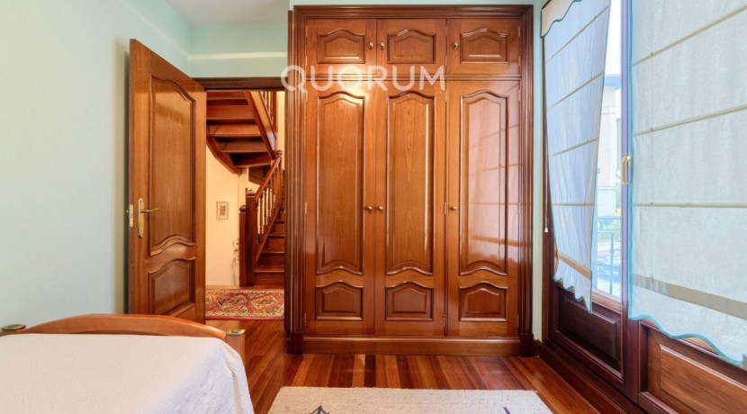 Precioso Adosado De 4 Dorm. y 4 Baños Con Amplia Terraza, Txoko y Garaje En Zona San Miguel