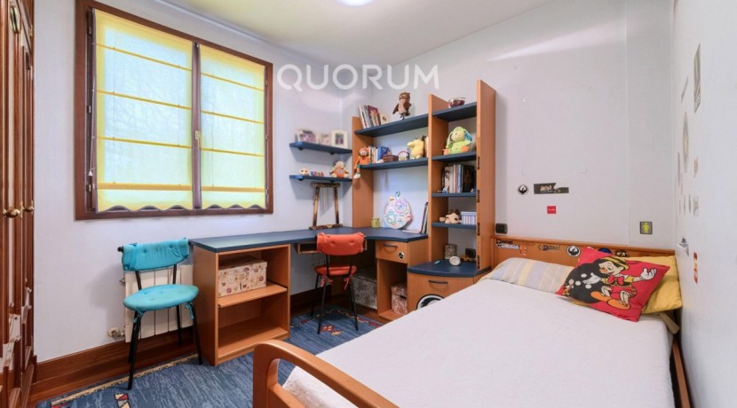 Precioso Adosado De 4 Dorm. y 4 Baños Con Amplia Terraza, Txoko y Garaje En Zona San Miguel