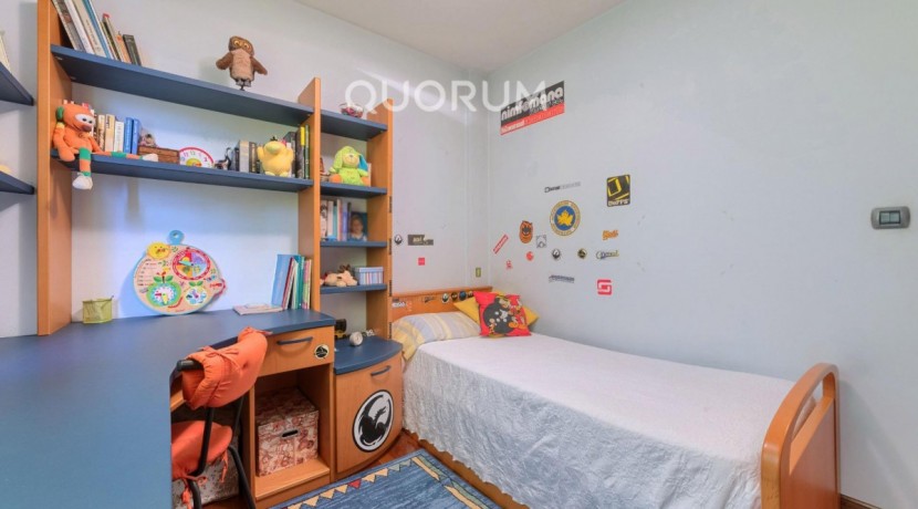 Precioso Adosado De 4 Dorm. y 4 Baños Con Amplia Terraza, Txoko y Garaje En Zona San Miguel