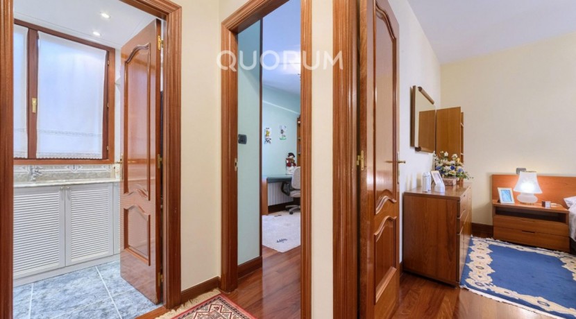 Precioso Adosado De 4 Dorm. y 4 Baños Con Amplia Terraza, Txoko y Garaje En Zona San Miguel