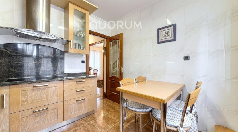 Precioso Adosado De 4 Dorm. y 4 Baños Con Amplia Terraza, Txoko y Garaje En Zona San Miguel