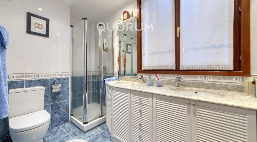 Precioso Adosado De 4 Dorm. y 4 Baños Con Amplia Terraza, Txoko y Garaje En Zona San Miguel