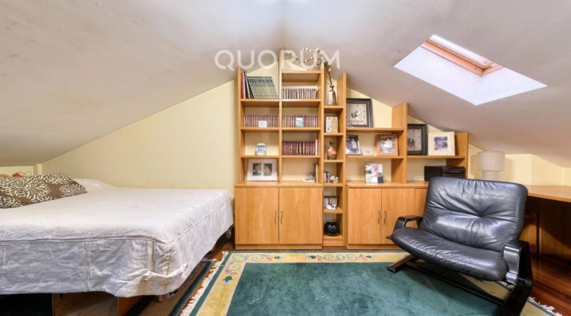 Precioso Adosado De 4 Dorm. y 4 Baños Con Amplia Terraza, Txoko y Garaje En Zona San Miguel