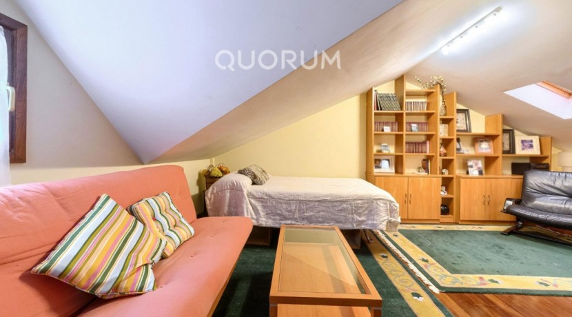 Precioso Adosado De 4 Dorm. y 4 Baños Con Amplia Terraza, Txoko y Garaje En Zona San Miguel