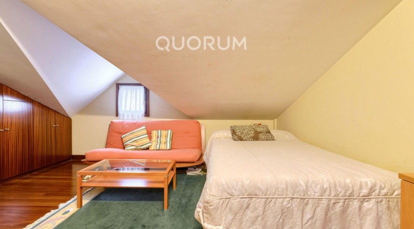 Precioso Adosado De 4 Dorm. y 4 Baños Con Amplia Terraza, Txoko y Garaje En Zona San Miguel