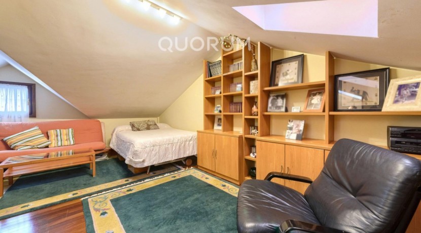 Precioso Adosado De 4 Dorm. y 4 Baños Con Amplia Terraza, Txoko y Garaje En Zona San Miguel