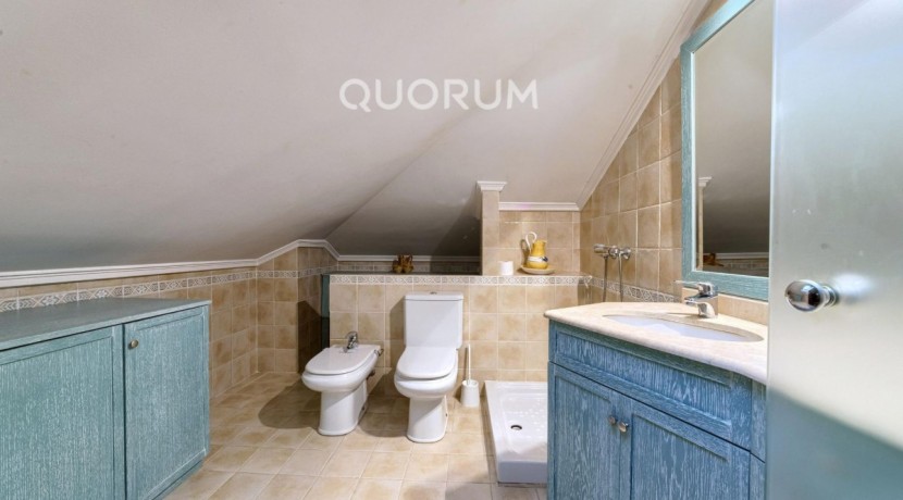 Precioso Adosado De 4 Dorm. y 4 Baños Con Amplia Terraza, Txoko y Garaje En Zona San Miguel