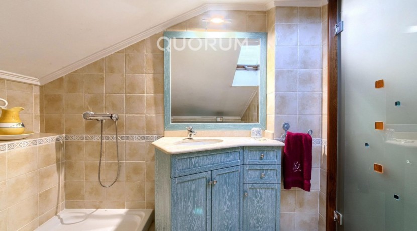 Precioso Adosado De 4 Dorm. y 4 Baños Con Amplia Terraza, Txoko y Garaje En Zona San Miguel