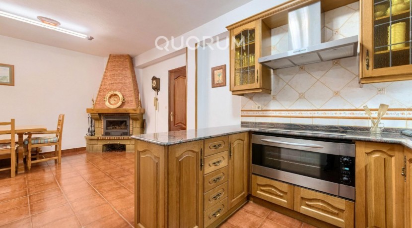 Precioso Adosado De 4 Dorm. y 4 Baños Con Amplia Terraza, Txoko y Garaje En Zona San Miguel