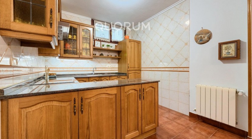 Precioso Adosado De 4 Dorm. y 4 Baños Con Amplia Terraza, Txoko y Garaje En Zona San Miguel