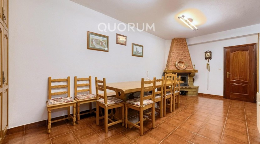 Precioso Adosado De 4 Dorm. y 4 Baños Con Amplia Terraza, Txoko y Garaje En Zona San Miguel