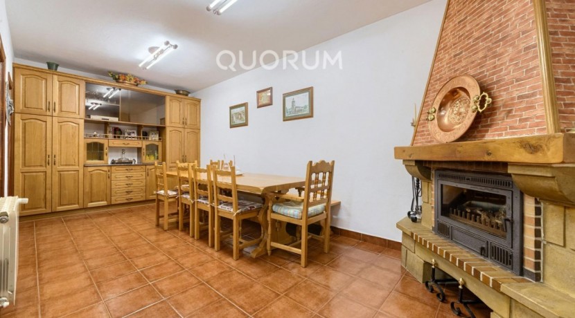 Precioso Adosado De 4 Dorm. y 4 Baños Con Amplia Terraza, Txoko y Garaje En Zona San Miguel