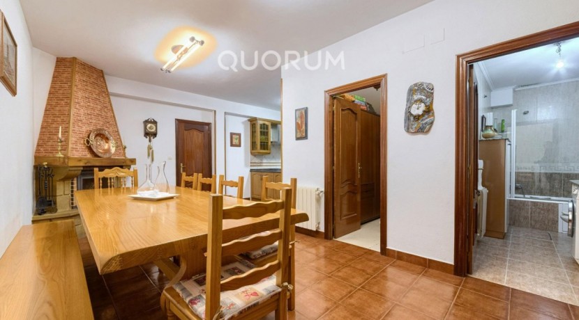 Precioso Adosado De 4 Dorm. y 4 Baños Con Amplia Terraza, Txoko y Garaje En Zona San Miguel