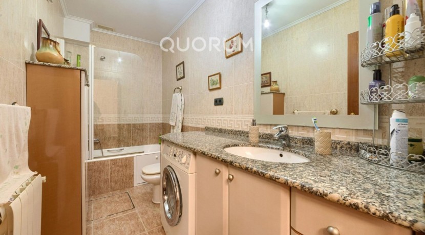 Precioso Adosado De 4 Dorm. y 4 Baños Con Amplia Terraza, Txoko y Garaje En Zona San Miguel