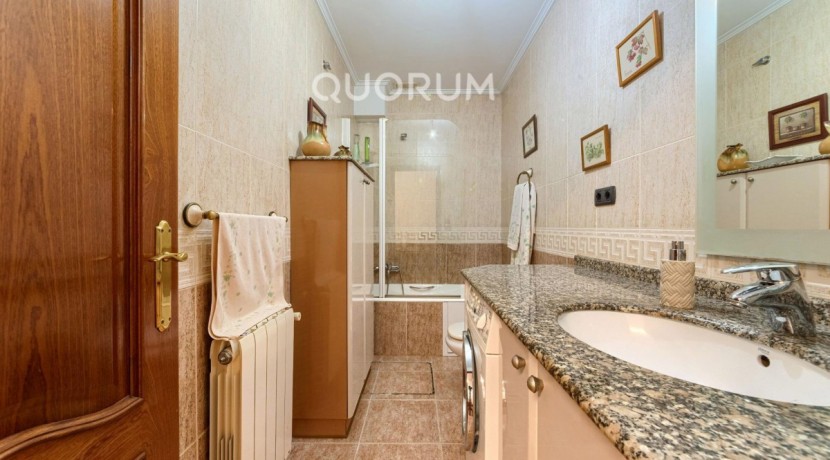 Precioso Adosado De 4 Dorm. y 4 Baños Con Amplia Terraza, Txoko y Garaje En Zona San Miguel