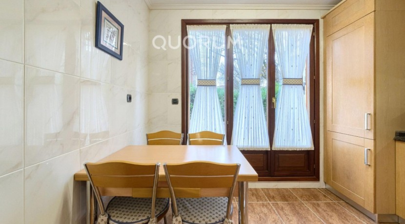 Precioso Adosado De 4 Dorm. y 4 Baños Con Amplia Terraza, Txoko y Garaje En Zona San Miguel