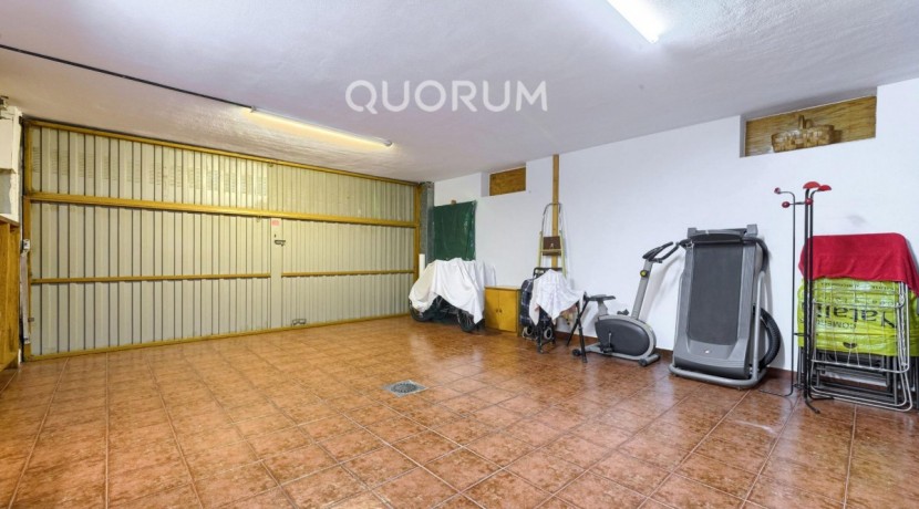 Precioso Adosado De 4 Dorm. y 4 Baños Con Amplia Terraza, Txoko y Garaje En Zona San Miguel