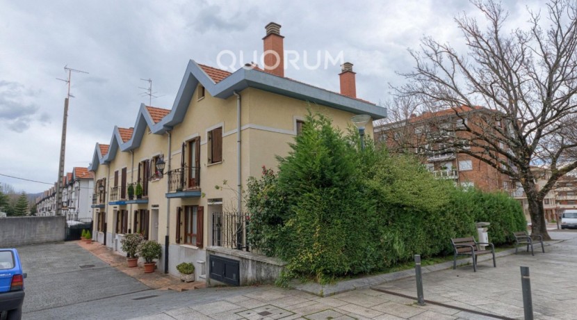 Precioso Adosado De 4 Dorm. y 4 Baños Con Amplia Terraza, Txoko y Garaje En Zona San Miguel
